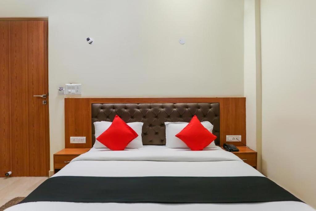 Hotel Capital O Bvh Hospitality Near Pvr Ansal Plaza Greater Noida Extérieur photo