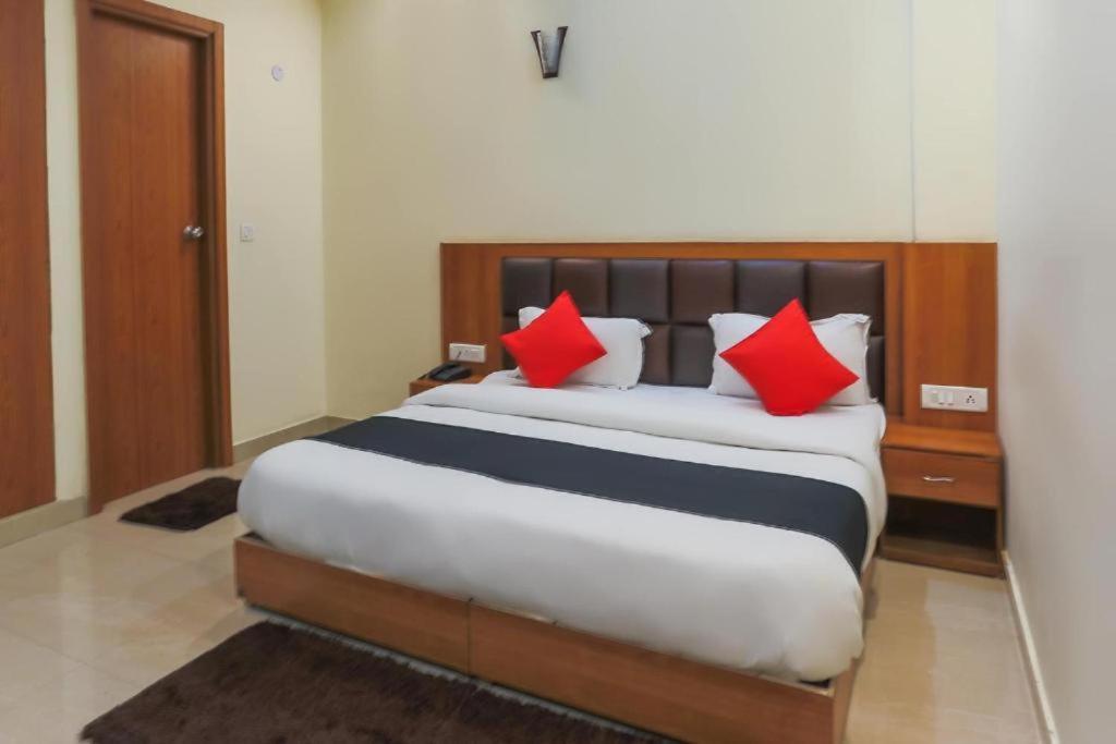 Hotel Capital O Bvh Hospitality Near Pvr Ansal Plaza Greater Noida Extérieur photo