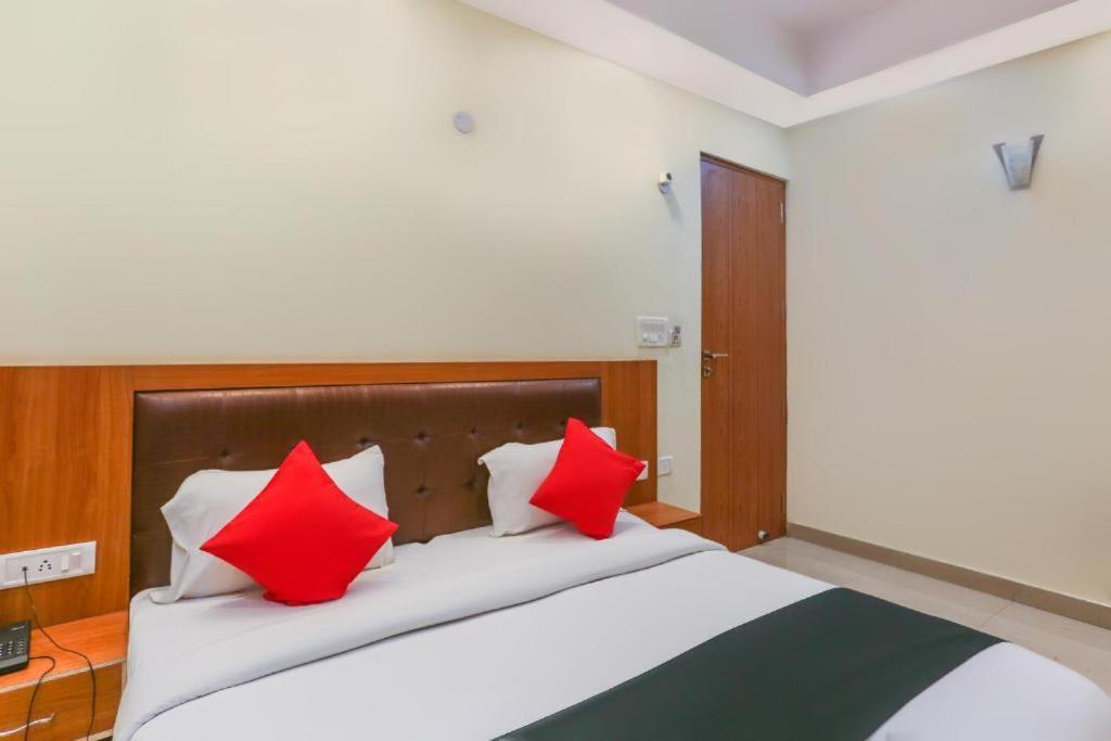 Hotel Capital O Bvh Hospitality Near Pvr Ansal Plaza Greater Noida Extérieur photo
