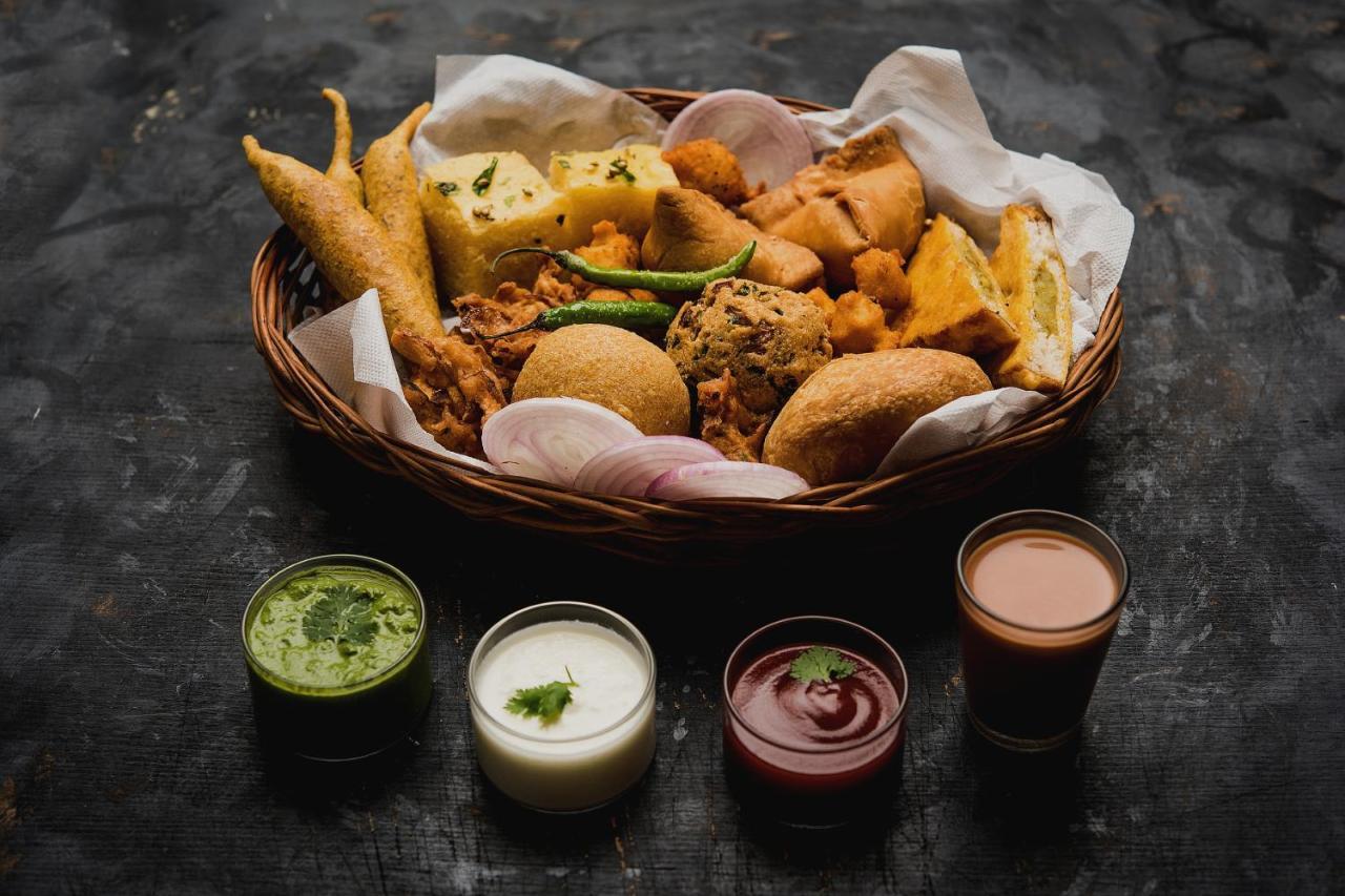 Hotel Capital O Bvh Hospitality Near Pvr Ansal Plaza Greater Noida Extérieur photo